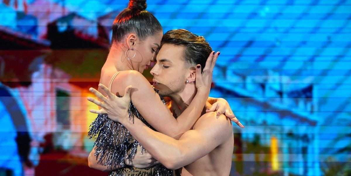 Amici 22, Mattia Zenzola e Benedetta Vari stanno insieme: la segnalazione e il nuovo bacio – FOTO