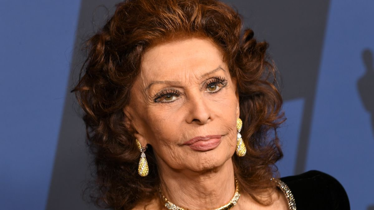 Brutta caduta per Sophia Loren, operata: come sta? Annullati tutti gli impegni